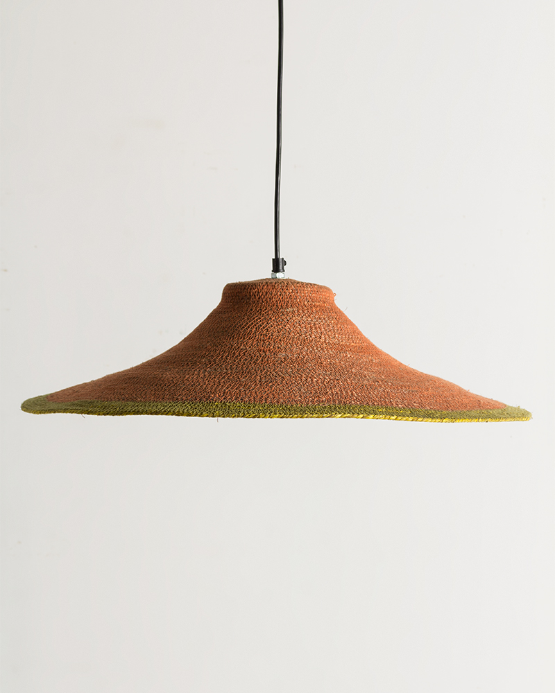 Lámparas de techo de la firma Ofelia Home & Decor con el tono melocotón del color oficial Pantone 2024.